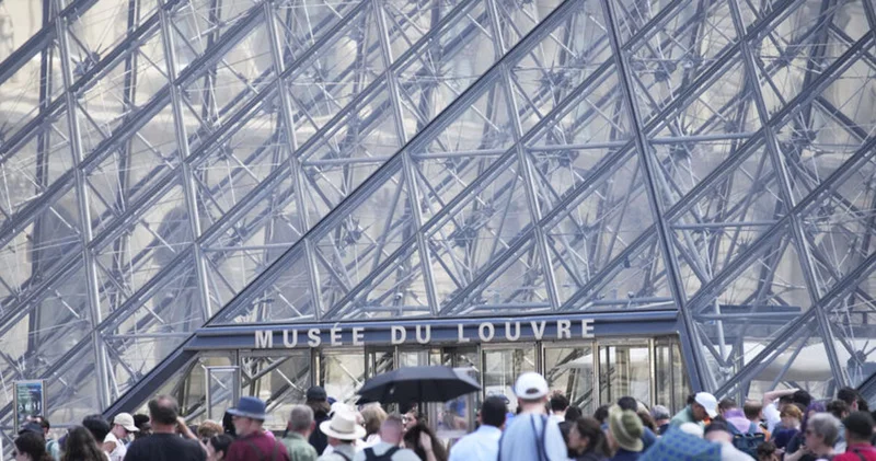 Louvre Müzesi nde hırsızlık Dış Haberler