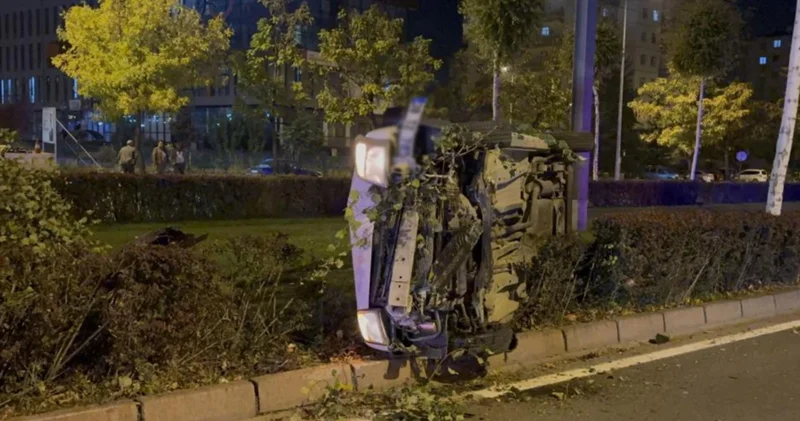 Kayseri de ağacı devirip yan yatan araçtan burunları bile kanamadan çıktılar