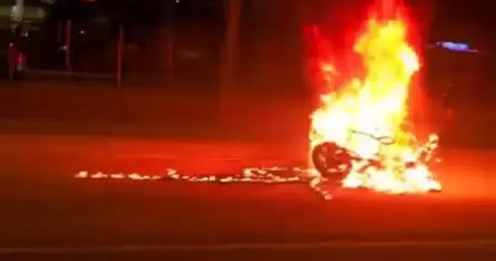 Diyarbakır’da aracın çarptığı motosiklet savrulup alev aldı: 1 yaralı