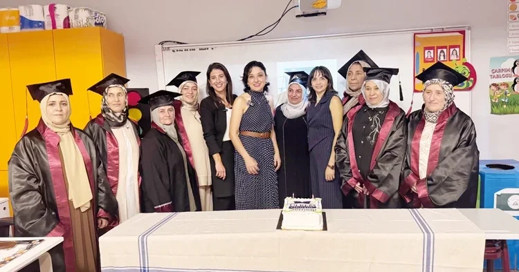‘Okumaz’ denilen ‘altın kızlar’ kep fırlattı