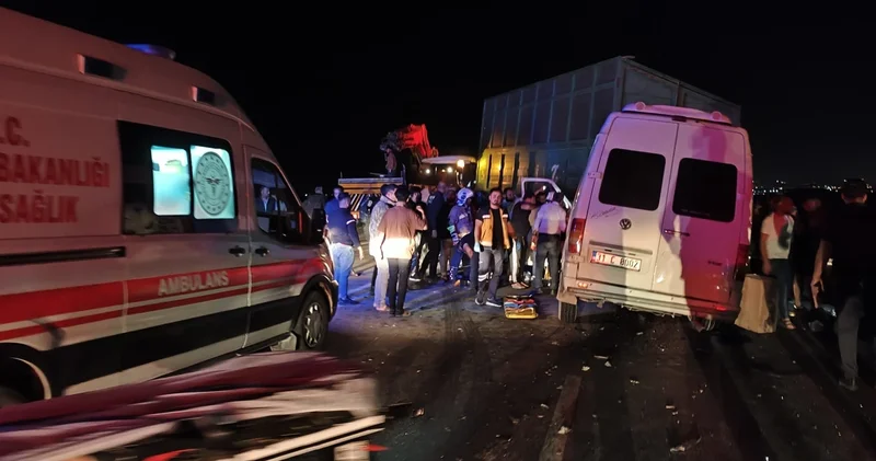 Yolcu minibüsü traktöre çarptı! Çok sayıda yaralı var