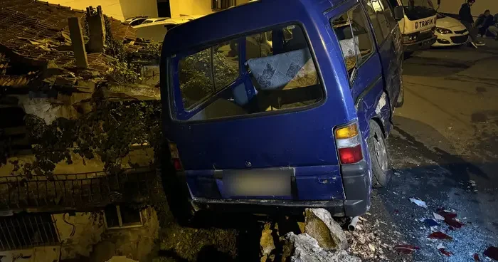 Eyüpsultan da yokuş aşağı inen sürücünün çarptığı 8 araç hasar gördü
