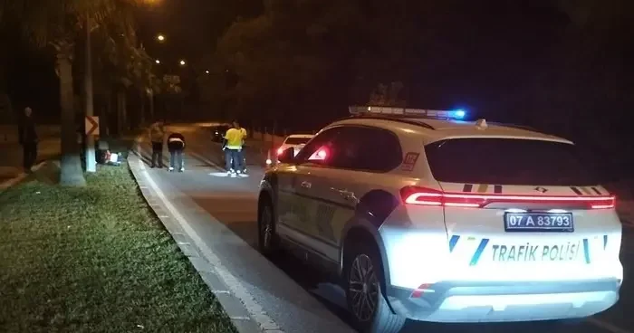 Antalya da motosiklet kazası: Aydınlatma direğine çarptı, hayatını kaybetti