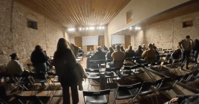 Ayvalık ta yapay zekâ sineması rüzgârı: 65 film sinemaseverlerle buluştu Ayvalık Ulusal Yapay Zekâ Film Festivali, Türkiye de yapay zekâ destekli sinema üretiminin geldiği noktayı gözler önüne serdi Balıkesir Haber Habertürk Yerel Haberler
