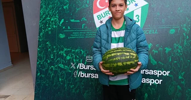 Bursaspor taraftarlar, Iheanacho ya bagaj dolusu karpuz hediye etti Bursa Haberleri Habertürk Yerel Haberler