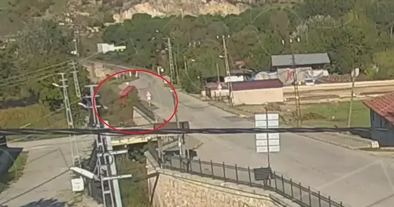 Servis minibüsünün dereye uçtuğu kaza kamerada; 9 yaralı