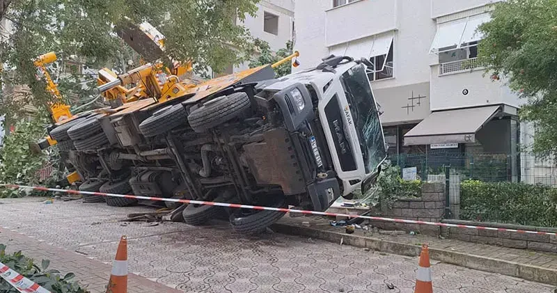 Kadıköy de devrilen vinç 11 katlı binaya çarptı