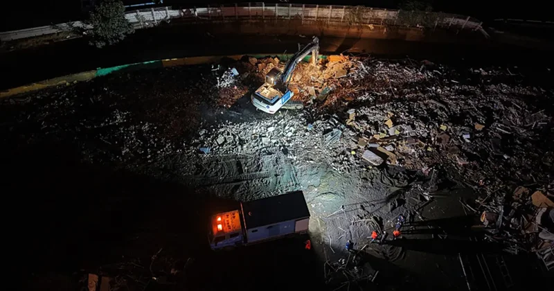 Ayazağa da gece mesaisi: Sel felaketinin izleri siliniyor!