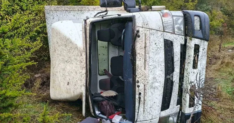 Bilecik’te kamyon takla atarak ormanlık alana devrildi: 2 yaralı