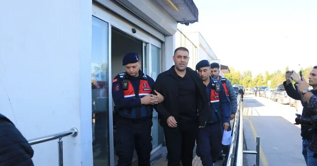 Emrah Kozay sağlık kontrolünden geçirilerek jandarmaya götürüldü Soruşturmada Emrah Kozay örgüt lideri, Soner Çetin ise örgüt yöneticisi olarak değerlendirildi Adana Haberleri Habertürk Yerel Haberler