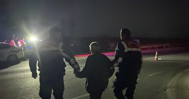 Karaman da kazanın şokunu yaşayan yaşlı sürücüyü jandarma teselli etti Karaman Haber Habertürk Yerel Haberler