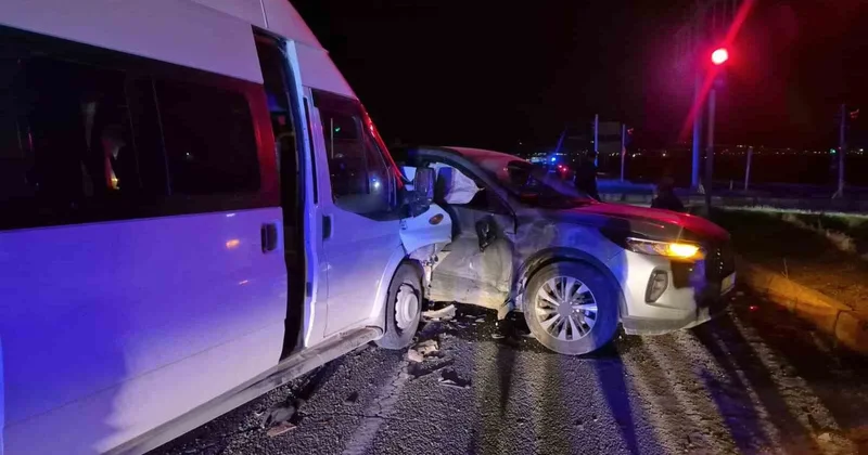 Adıyaman da minibüs ile otomobil çarpıştı, kazada 12 kişi yaralandı