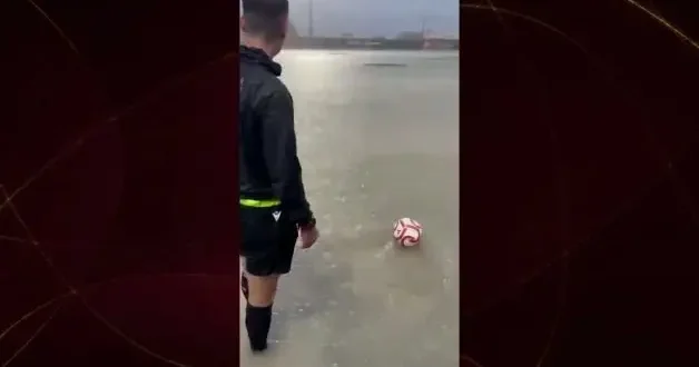 Saha değil adeta göl! Hakemin zemin kontrolü gündem oldu