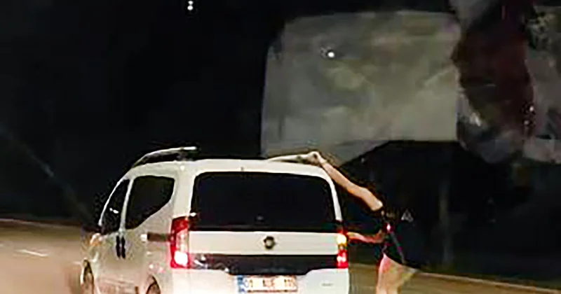 Patenli genç kızın aracın arkasına tutunup ilerlediği anlar Adana da kameraya yansıdı