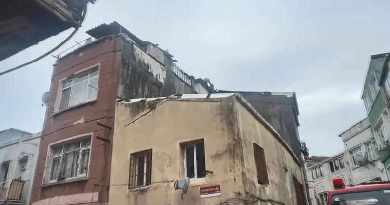 Fatih’te korkutan yangın! Alevler bitişikteki binanın çatısına sıçradı