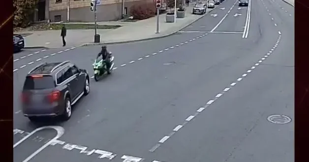 Belarus ta korkutan kaza: Motosiklet sürücüsü taklalar atarak yola savruldu