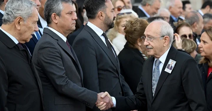 Cenazede dikkat çeken anlar... Özel ile Kılıçdaroğlu arasında soğuk tokalaşma
