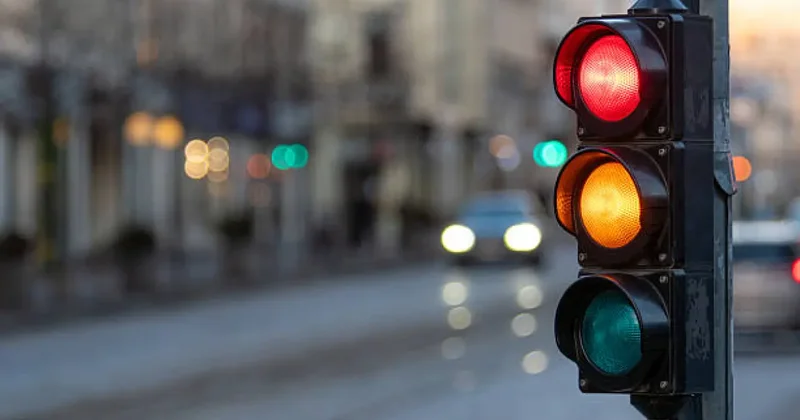 Avrupa ülkesinde yeni dönem! Trafikte sarı ışık kuralı değişti