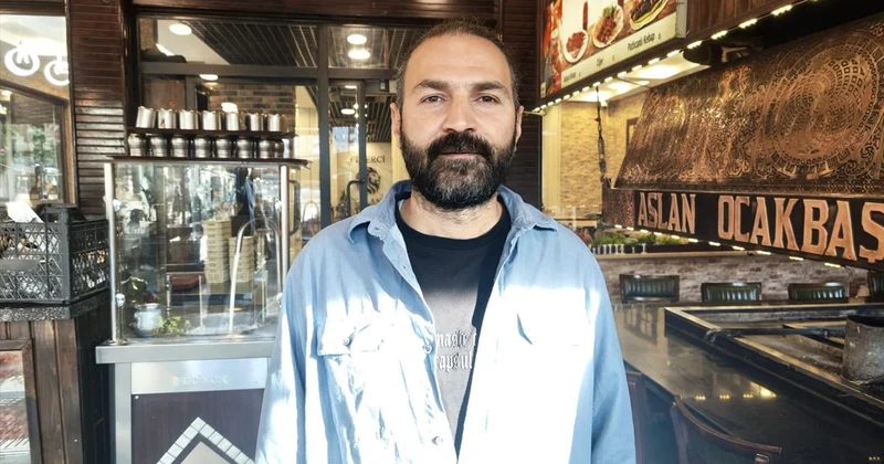 Lokantada nefes borusuna salatalık kaçan müşteri, çalışanın Heimlich manevrasıyla hayata tutundu