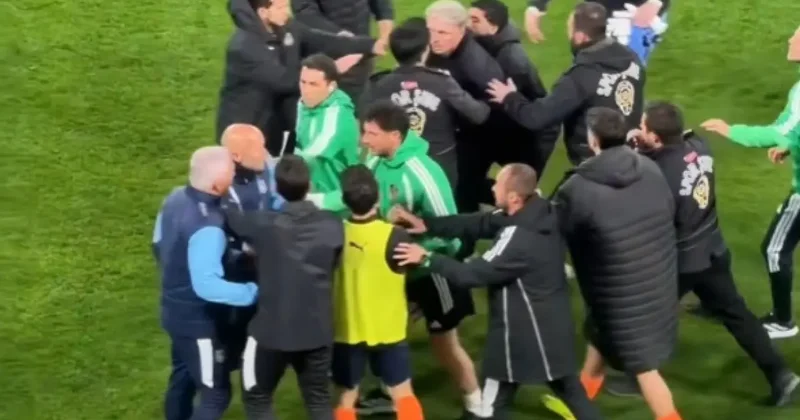 Süper Lig de iki teknik adam birbirine girdi! Kırmızı kart çıktı