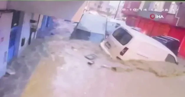 Ayazağa da sel felaketinde araçların üst üste bindiği anlar kamerada