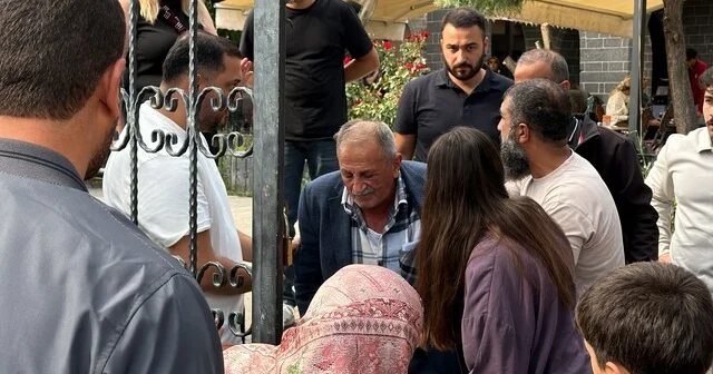 Yediği kuru yemişler nefes borusuna kaçan şahıs, Heimlich manevrasıyla hayata tutundu KOAH hastası, Heimlich manevrasıyla ikinci kez kurtuldu Diyarbakır Haber Habertürk Yerel Haberler