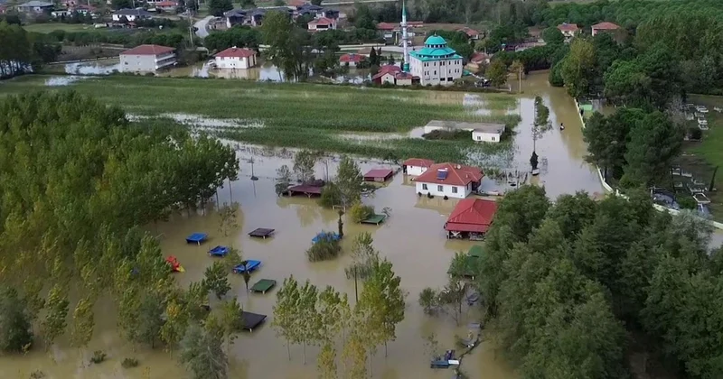 Karasu Denizköy de Acarlar Longozu çevresindeki ev ve iş yerleri su altında kaldı