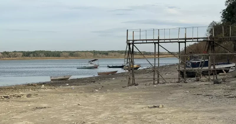 İstanbul için tehlike çanları: Sular çekildi, gemiler karaya oturdu