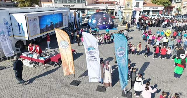 Büyükşehir in Bilim ve Teknoloji Hizmeti Mobil Dijital Gençlik Merkezinin ilk durağı İncesu oldu Kayseri Haberleri