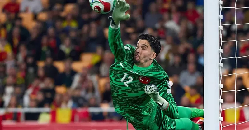 Uçan kaçanı kurtaran Altay Bayındır aldığı haberle yıkıldı