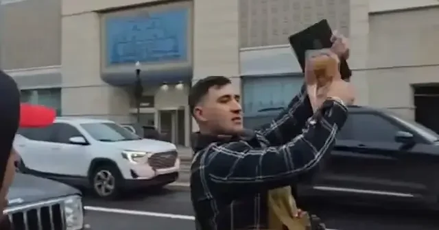 ABD de Kur an ı Kerim e saygısızlık: Domuz pastırmasıyla vurup yakmaya çalıştılar VİDEO İZLE