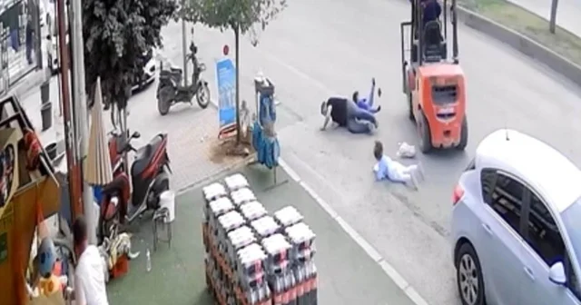 Ters şeritten gelen forklift baba ve çocuklarına çarptı Mersin Haberleri