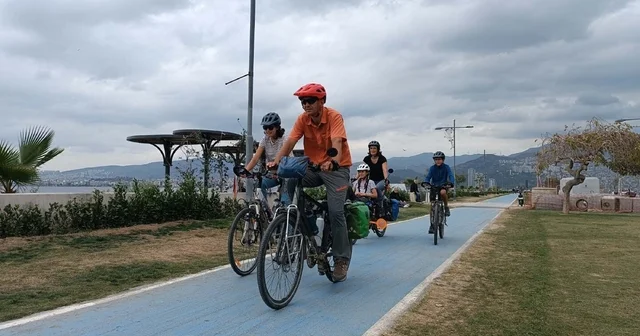 Bisikletle dünya turuna çıkan Fransız aile, İzmir e ulaştı İzmir Haberleri