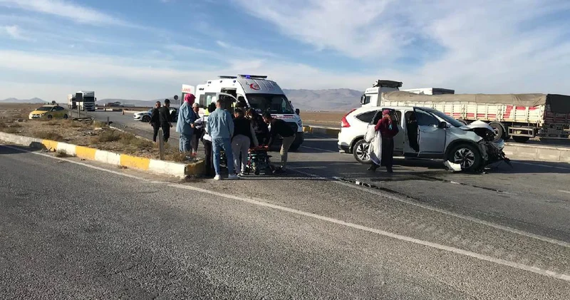 Kamyonet ile otomobil çarpıştı: 3 ü çocuk 7 kişi yaralandı