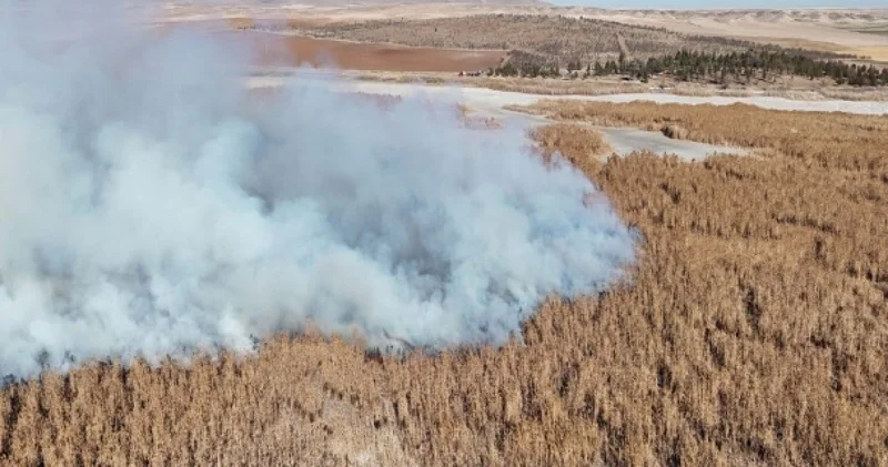 Konya da ekolojik felaket! Bu yıl kuruyan Gök Gölü 2 gündür yanıyor!