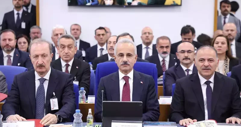 Bakan Uraloğlu: Kocaeli de çöken binanın metroyla hiçbir ilgisi yok