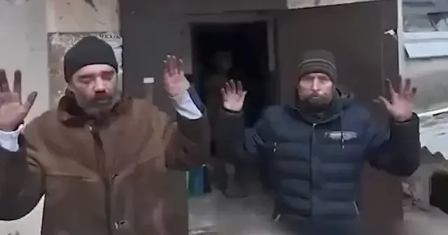 Sivil kılığına giren Ukraynalı askerler Ruslar tarafından böyle yakalandı: Çantalarından çıkan eşyalar görenleri şaşırttı VİDEO İZLE