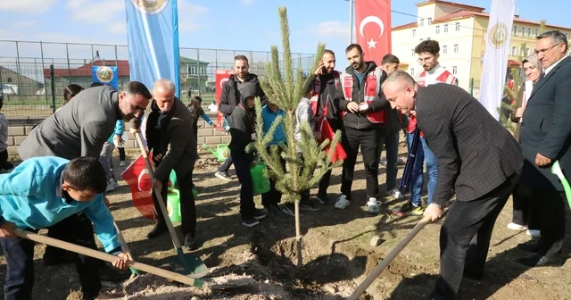 Ağrı da Türkiye Yeşeriyor, Gazze Güçleniyor projesi kapsamında fidanlar toprakla buluşturuldu Ağrı Haberleri