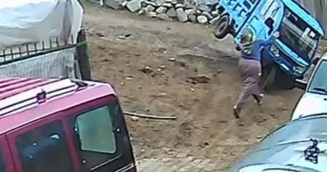 Üç tekerlekli motosiklet dengesi kaybolunca devrildi: Kaza anı kamerada Amasya Haberleri