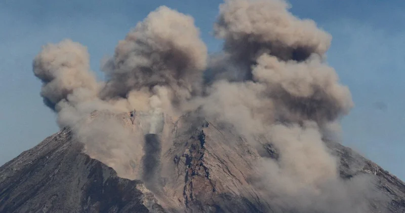 Endonezya da Semeru Yanardağı ndaki patlama nedeniyle alarm seviyesi en yüksek düzeye çıkarıldı