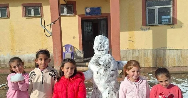 Ağrı da öğrenciler yılın ilk kardan adamını yaptı Ağrı Haberleri