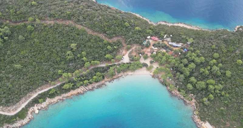 İncekum’da rant yolu: Halka yasaklı sahile iş makinesi girdi