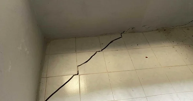 İzmir de evlerinde çatlaklar oluşan mahalleli çözüm bekliyor İzmir Haberleri