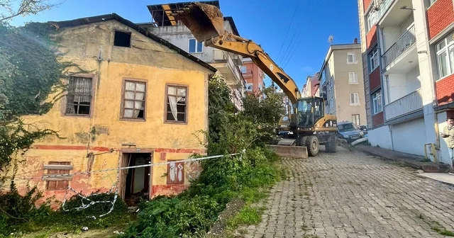 Giresun da metruk binaların yıkımı sürüyor Giresun Haberleri