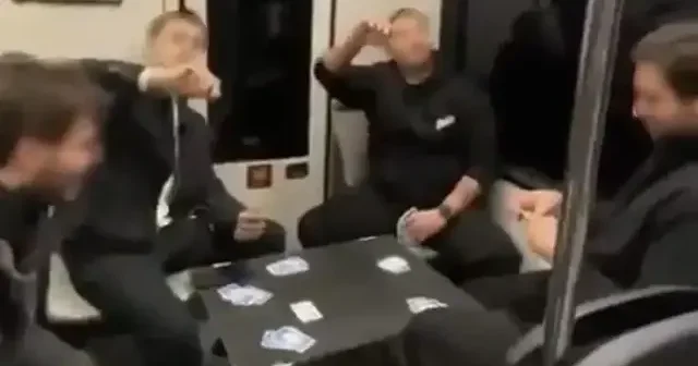 Bursa metrosunda şaşırtan görüntü: Gençler masa kurup kağıt oyunu oynadı VİDEO İZLE