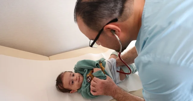 Anne karnında böbreği şişen bebek, 1 aylıkken ameliyatla sağlığına kavuştu 1 aylık bebeğin böbreği ameliyatla çürümekten kurtarıldı Böbrek yetmezliği riski olan 1 aylık bebek ameliyatla sağlığına kavuştu Diyarbakır Haberleri