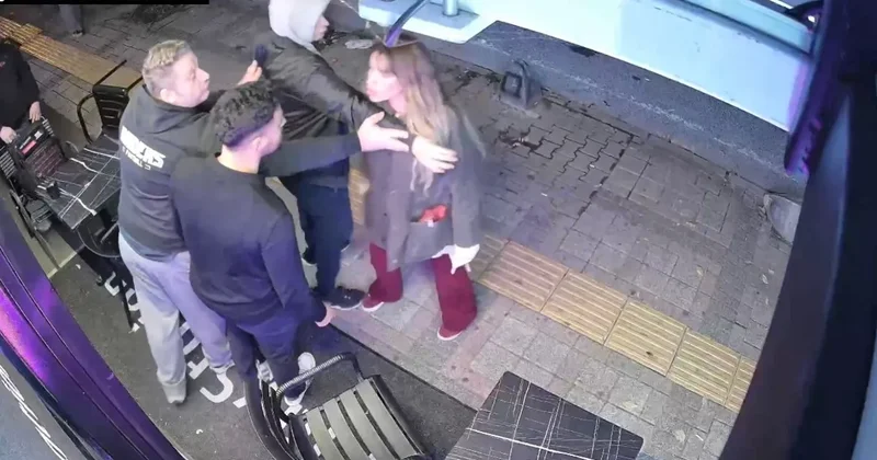 SON DAKİKA: Bakırköy de alkollü kadın ortalığı birbirine kattı! Tekme atıp Belki çocuğun olmaz dediği anlar kamerada