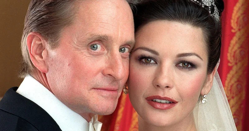Michael Douglas eşi Catherine Zeta Jones la 25 inci evlilik yıl dönümünü kutladı