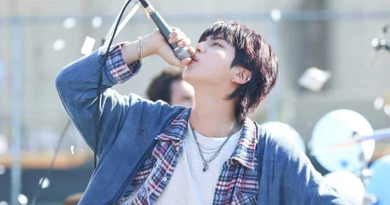 Ünlü şarkıcıyı izinsiz öpen hayranı cinsel saldırı ile suçlandı