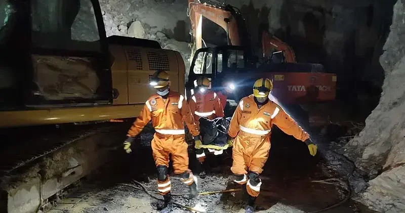 Hindistan da taş ocağında meydan gelen göçükte hayatını kaybedenlerin sayısı 7’ye yükseldi